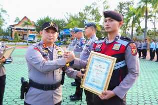 Berhasil Jaga Kamtibmas, Kapolres Siak Berikan Penghargaan Personelnya