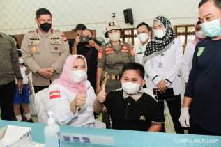 Bupati Bengkalis dan Wakapolda Tinjau Vaksinasi Lansia dan Anak Anak di Mandau