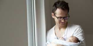 Penyebab Mengapa Bayi Lebih Mudah Ngantuk saat Digendong dan Digoyang