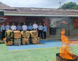 Rupbansan Bangkinang Musnahkan 1.184 Bal Pakaian Bekas dari Luar Negeri