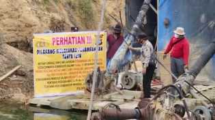 Tertibkan Aktivitas PETI di Sungai Singingi, Polisi Tenggelamkan 4 Rakit Dompeng