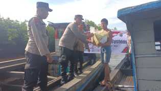 Bagikan Sembako ke Pesisir, Kapolsek Sungai Sembilan Sosialisasi Pemilu
