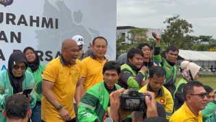 Kapolda Riau Gelar Olahraga Bersama Driver Ojol, Bagikan SIM Gratis hingga Doorprize