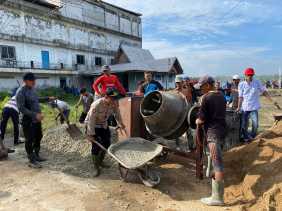 AKP Hermanto Dorong Gerobak Semen Goro Perbaiki Jalan Rusak untuk Pemilu Damai 2024 di Inhil