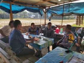 Bhabinkamtibmas Desa Cinta Damai Kampar Sampaikan Imbauan Pemilu 2024