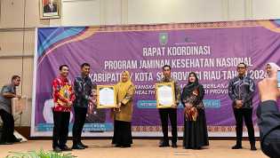 Bupati Rokan Hilir Terima Penghargaan UHC dari Gubernur Riau