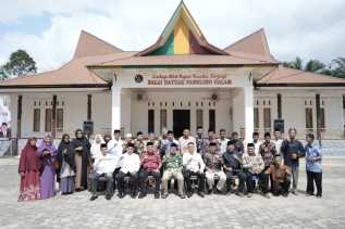 Bupati Kuantan Singingi Lepas Keberangkatan Jamaah Umroh dari Program Pemerintah Daerah