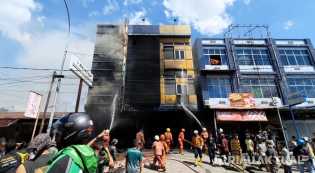 Diduga Akibat Tanki Mobil Bocor, 2 Ruko Jual Ban Kendaraan Hangus Terbakar