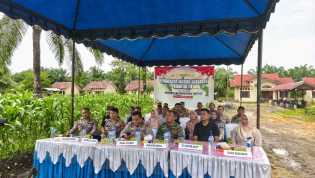 Polsek Bangko Pusako Ikuti Panen Raya Jagung Serentak Dukung Program Ketahanan Pangan Nasional