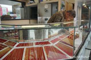 Harga Emas Turun di Pekanbaru, Warga Diimbau Manfaatkan Momen untuk Investasi