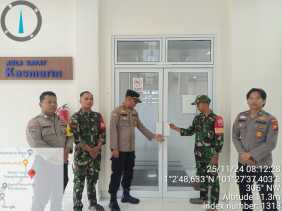 Personel Polsek Pinggir dan BKO Polda Riau Bersinergi dengan TNI Amankan Logistik Pilkada di Talang Mandau