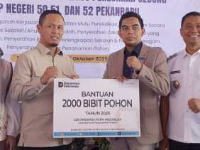 Dukung Kemajuan Pendidikan, Bandara SSK II Pekanbaru Salurkan Bantuan dan Bibit Pohon