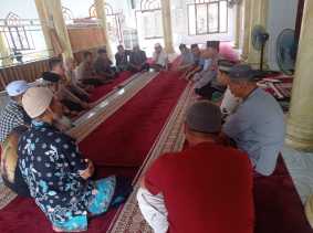 Salat Zuhur Berjamaah di Musala Al Muqarrobien Pulau Kijang, AKP Herman Sampaikan Pemilu Damai