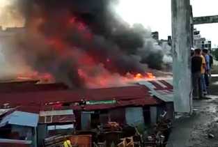 Pasar Cik Puan Terbakar, Petugas Masih Berjibaku