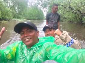 Personil Polsek Batang Tuaka Lewati Anak Sungai, Sampaikan Pesan Pemilu Damai