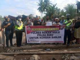 Polres Rokan Hulu Salurkan Bantuan Ke Korban Banjir Pinarik