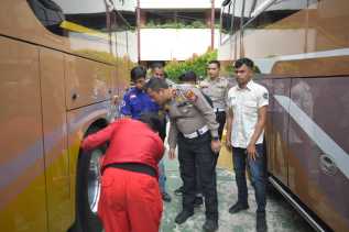 Pelajar SMP Santa Maria Mau Study Tour, Polisi Bawa Mekanik Periksa Bus