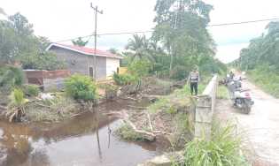 Bhabinkamtibmas Sungai Manasib Pantau Potensi Banjir di Tengah Musim Penghujan