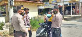 Ajak Masyarakat Patuhi Prokes, Polsek Pangkalan Kuras Bagikan Masker Gratis