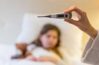 6 Tips Turunkan Demam Secara Alami di Rumah