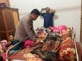 Polda Riau Peduli, Bangkitkan Semangat Fitriani Penderita Tumor Perut Menahun