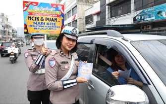 Begini Cara Polwan Cantik di Riau Ajak Warga Cegah Lakalantas dan Jauhi Balap Liar