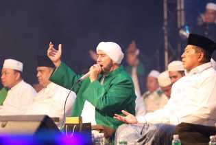 Ribuan Warga Larut dalam Zikir dan Salawat Bersama Habib Syech Bin Abdul Qodir Assegaf