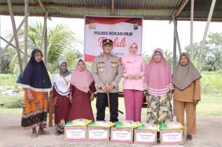 Bantu Kaum Dhuafa di Rimba Melintang, AKBP Isa Imam: 50 Paket Sembako untuk Kemanusiaan di Rohil
