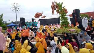 Ribuan Masyarakat Ikuti Riau Mengaji Di Trotoar Jalan Diponegoro Pekanbaru