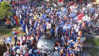 Pasangan Agung-Markarius Resmi Mendaftar ke KPU Usai Ziarah ke Makam Pendiri Pekanbaru