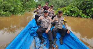 Arungi Sungai Habitat Buaya, Polsek Kempas Bawa Misi Pemilu Damai