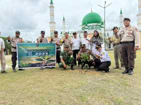 Kapolsek TPTM Tanam Pohon Serentak, Dukung Program Kapolda Riau 21.000 Pohon