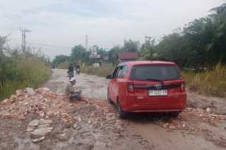 Warga Perbaiki Jalan Rusak di Jalan Uka Pekanbaru Secara Swadaya