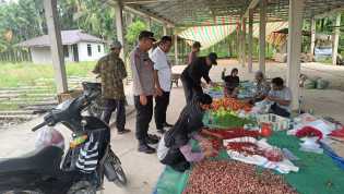 Kunjungi Pasar Tradisional, Kapolsek Reteh Ingatkan Masyarakat Jauhi Hoax