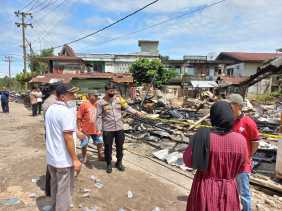 Kapolres Kuansing Bantu Korban Kebakaran