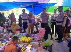 Di Pasar, Kapolsek Kempas Ajak Warga Jaga Kamtibmas Jelang Pilkada 2024