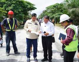 Gubri Abdul Wahid Cek Jalan Rp29 Miliar di Inhil, Ingatkan Warga Jangan ODOL
