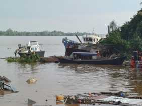 Abrasi, Sejumlah Rumah Warga di Inhil Ambruk ke Sungai