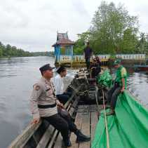 Seberangi Sungai, Polsek Pelangiran Sosialisasikan Pemilu 2024 dengan Cooling System