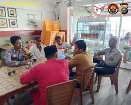 Polsek Tanah Merah Sosialisasikan Pemilu 2024 di Desa Selat Nama Melalui Cooling System