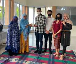 Sasar Pengendara dan Masjid, Holywings Berbagai Takjil Di Jumat Berkah