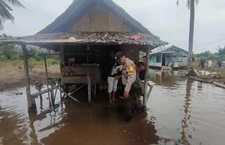 Polsek Bantan Berikan Sembako Kepada Warga Teluk Lancar