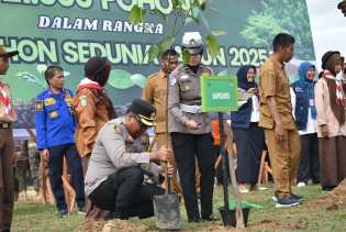 Peringatan Hari Pohon, Kapolres Kampar Ajak Warga Lestarikan Alam