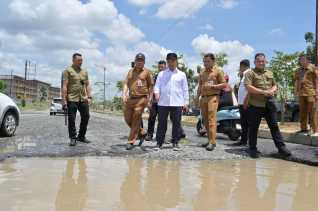 Tinjau Kerusakan Jalan Sudirman Ujung, Gubri Langsung Perintahkan Diperbaiki