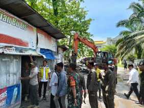 Berdiri di DMJ, 46 Bangunan Liar di Sekitar RS Prima Pekanbaru Dibongkar Satpol PP