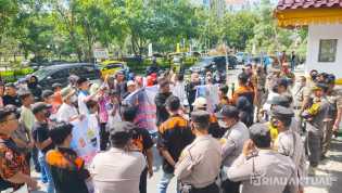 Minta Tutup Holywings, Puluhan Massa Demo Kantor Walikota