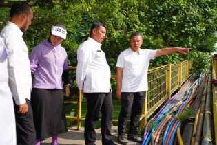 Ganggu Jalur Pejalan Kaki, Gubri Wahid Tinjau Lokasi Kabel Listrik di Jembatan Siak I Pekanbaru