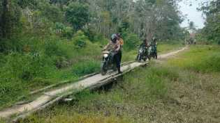 Polisi dan TNI Susuri Jalan Setapak Temui Warga Sampaikan Pesan Pilkada Damai