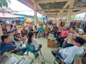 Kapolsek Sabak Auh Blusukan Temui Warga untuk Sampaikan Pesan Pilkada Damai