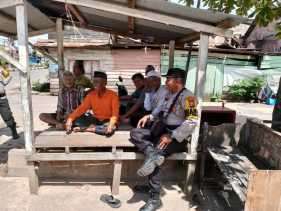 Bhabinkamtibmas Lenggadai Hilir Ajak Warga Jaga Kamtibmas Jelang Debat Pilkada Rokan Hilir